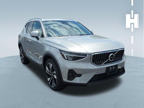 Used 2023 Volvo XC40 B5 Plus w/ Driver Assist Package AWD/4WD image 1
