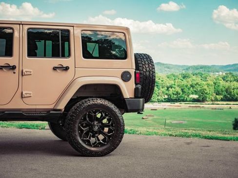 Used 2016 Jeep Wrangler Unlimited Rubicon w/ Connectivity Group AWD/4WD image 16