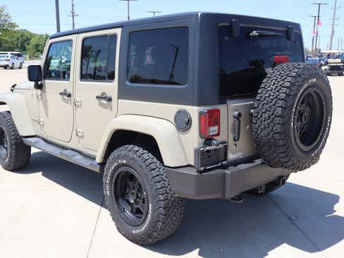 Used 2017 Jeep Wrangler Unlimited Sahara w/ Connectivity Group AWD/4WD image 7