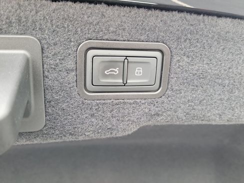 Used 2021 Audi S8 L w/ S8 Executive Package AWD/4WD image 11
