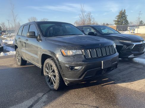 Used 2021 Jeep Grand Cherokee Laredo X image 2