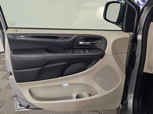 Used 2019 Dodge Grand Caravan SXT FWD image 2