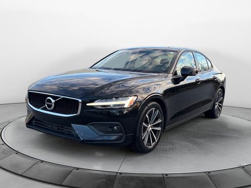 Used 2021 Volvo S60 T5 Momentum w/ Premium Package image 3