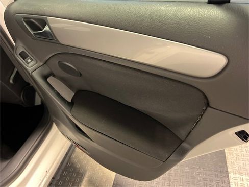 Used 2011 Volkswagen Golf TDI image 12