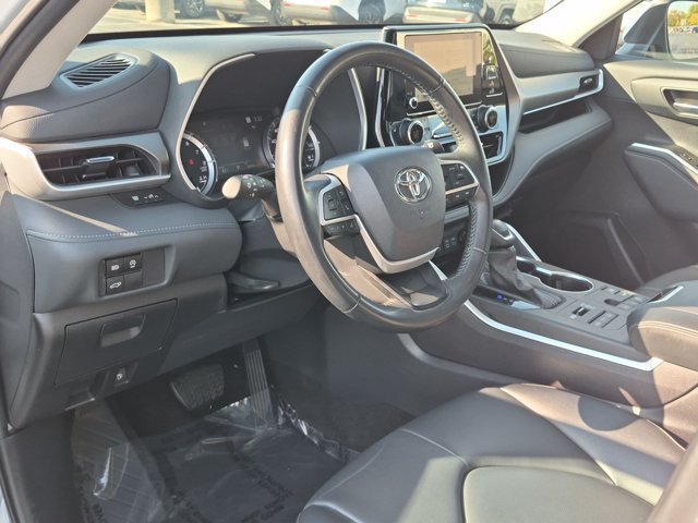 Used 2024 Toyota Highlander XLE AWD/4WD image 4