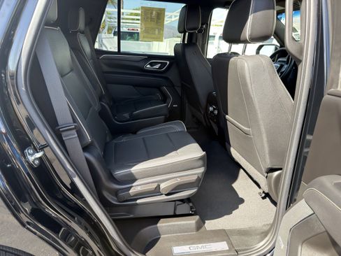 Used 2023 GMC Yukon SLT w/ SLT Luxury Package AWD/4WD image 12