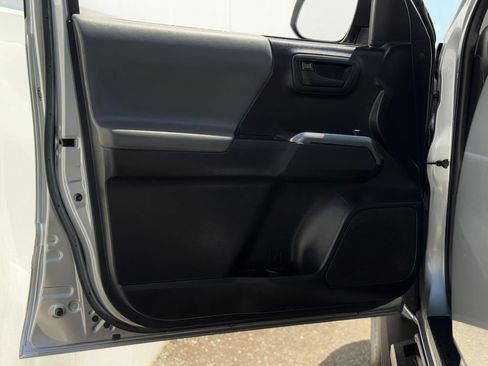 Used 2018 Toyota Tacoma SR5 AWD/4WD image 10