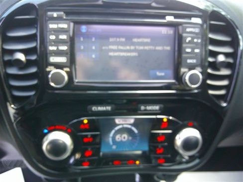 Used 2017 Nissan Juke SV w/ Technology Package FWD image 13