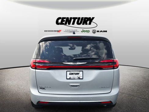 Used 2024 Chrysler Pacifica Limited image 5