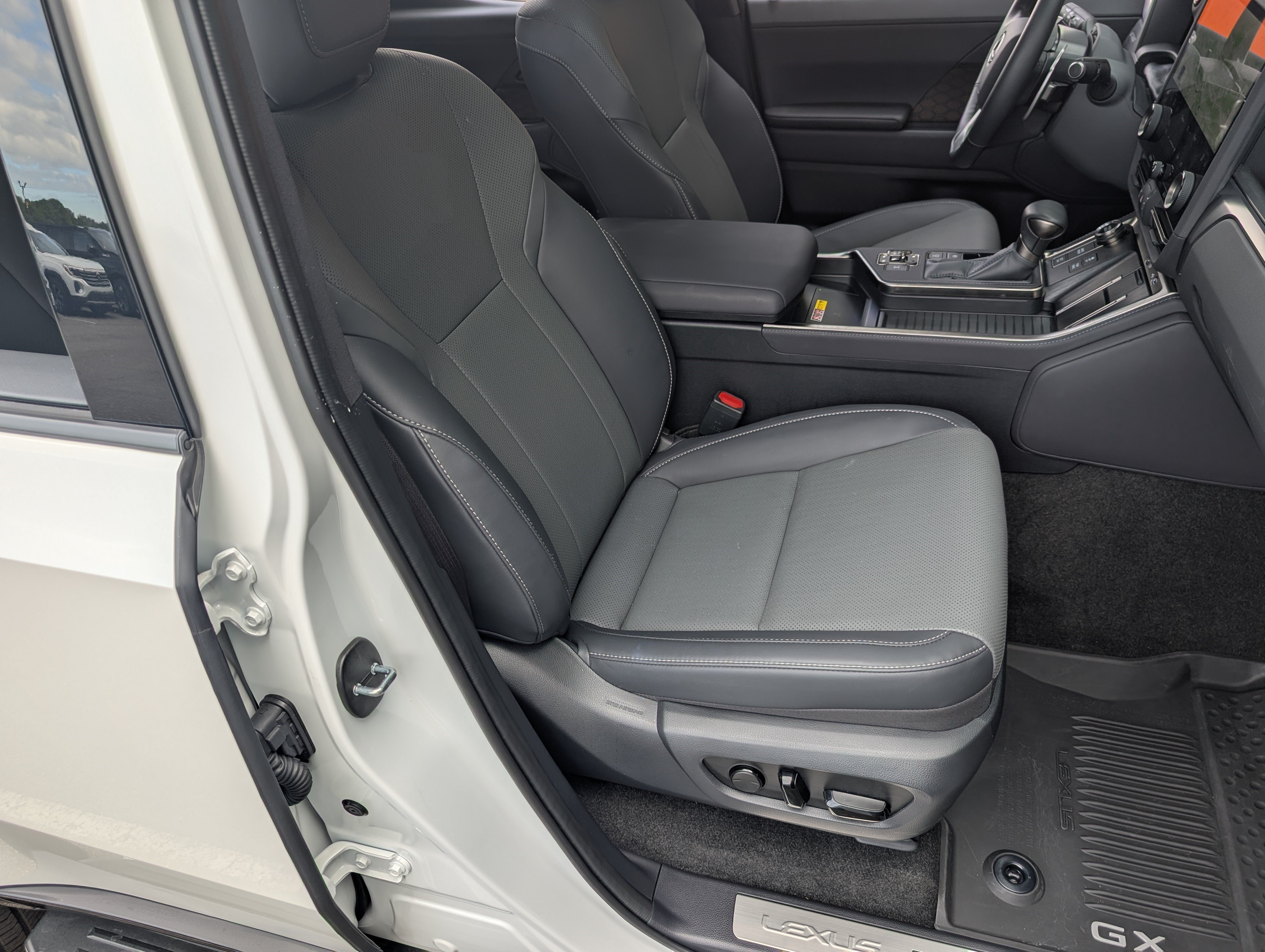 Used 2026 Lexus GX 550 w/ Accessory Package (2T) AWD/4WD image 22