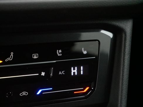 Certified 2022 Volkswagen Tiguan SEL R-Line image 31