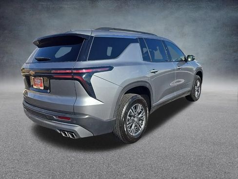 Used 2025 Chevrolet Traverse LT FWD image 3