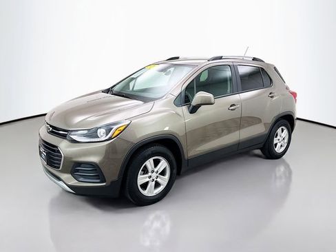Used 2021 Chevrolet Trax LT w/ Driver Confidence Package FWD image 3