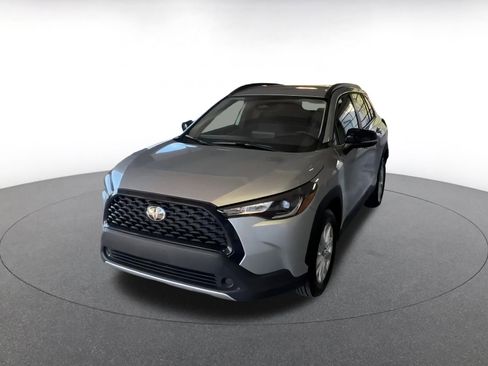 Used 2025 Toyota Corolla Cross LE image 6