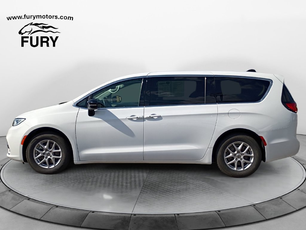 Used 2024 Chrysler Pacifica Touring-L FWD image 7