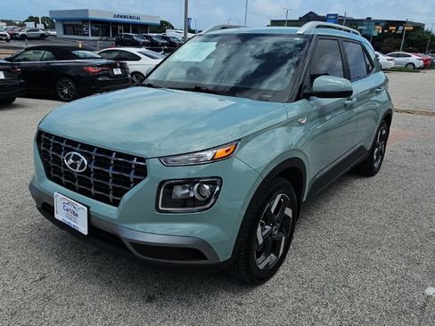 Used 2025 Hyundai Venue SEL FWD image 3