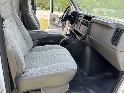 Used 2005 Chevrolet Express 3500 RWD image 19