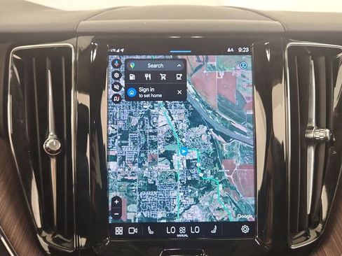 Used 2022 Volvo XC60 B5 Momentum image 26