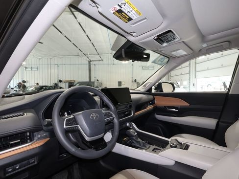 Used 2026 Toyota Grand Highlander AWD image 9
