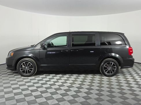 Used 2018 Dodge Grand Caravan SE FWD image 4