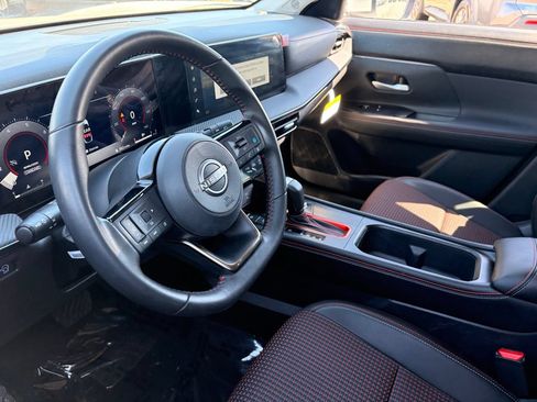 Used 2025 Nissan Kicks SR FWD image 17