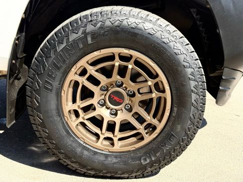 Used 2017 Toyota Tacoma SR image 12