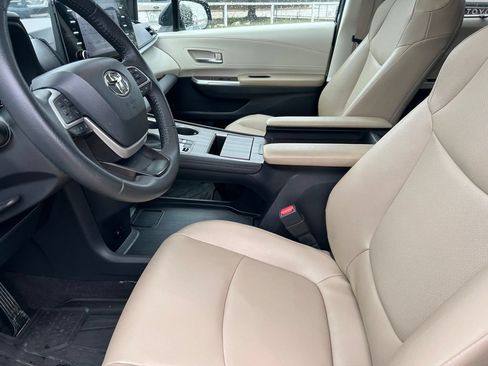 Used 2023 Toyota Sienna XLE w/ XLE Plus Package AWD/4WD image 11