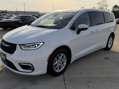 Used 2023 Chrysler Pacifica Touring-L image 2