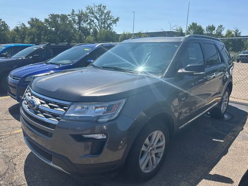 Used 2018 Ford Explorer XLT w/ Equipment Group 201A AWD/4WD image 19
