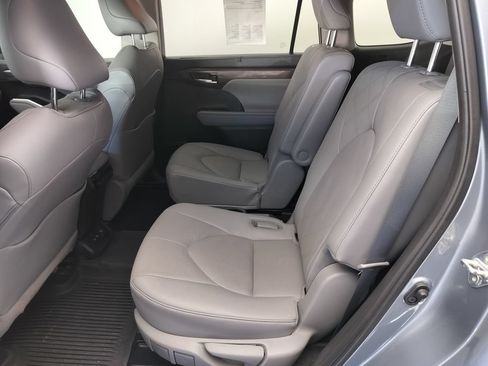 Used 2021 Toyota Highlander Platinum FWD image 19