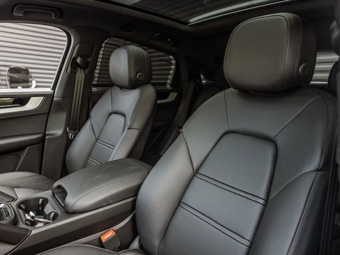 Used 2025 Porsche Cayenne Coupe image 5