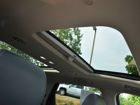 Certified 2018 Buick Enclave Essence w/ Trailering Package FWD image 13