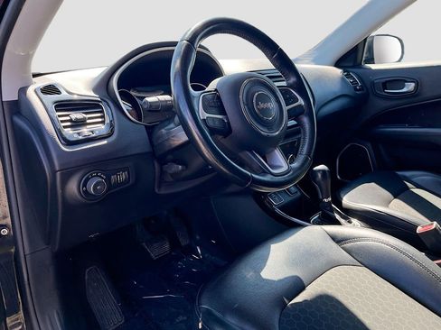 Used 2018 Jeep Compass Latitude FWD image 9