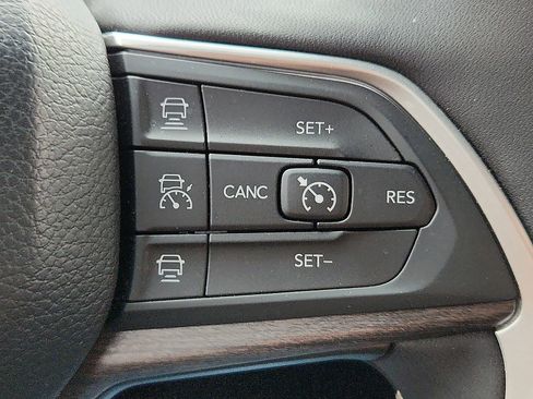 Used 2024 Jeep Grand Cherokee Limited w/ Black Appearance Package image 17