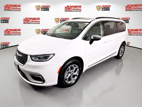 Used 2023 Chrysler Pacifica Limited AWD/4WD image 14