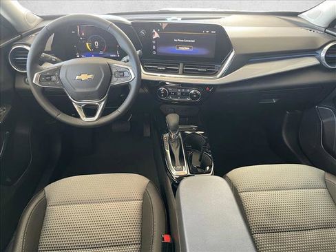 Used 2025 Chevrolet Trax LT w/ LT Convenience Package image 11