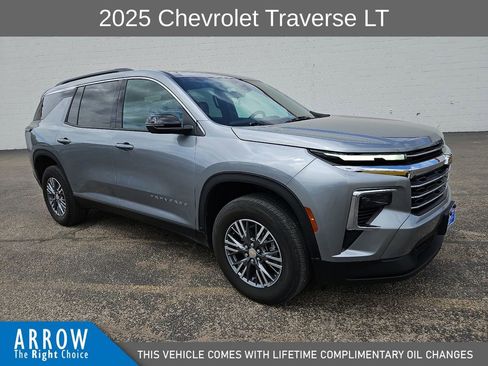 Used 2025 Chevrolet Traverse LT image 1
