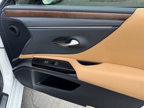 Used 2025 Lexus ES 350 w/ Accessory Package (Z2) image 9
