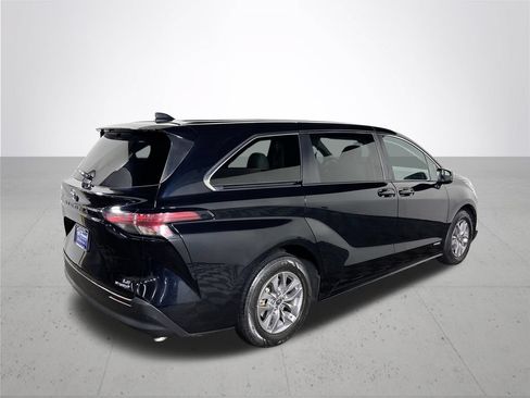 Used 2021 Toyota Sienna LE FWD image 6
