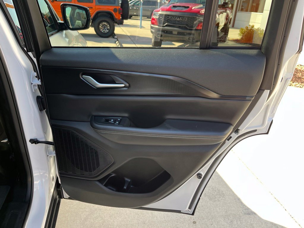 Used 2023 Jeep Grand Cherokee Altitude AWD/4WD image 27