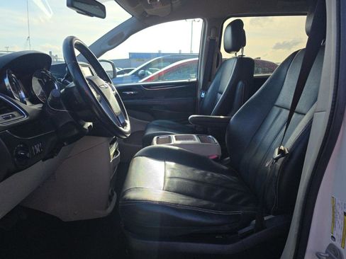 Used 2013 Chrysler Town & Country Touring FWD image 10