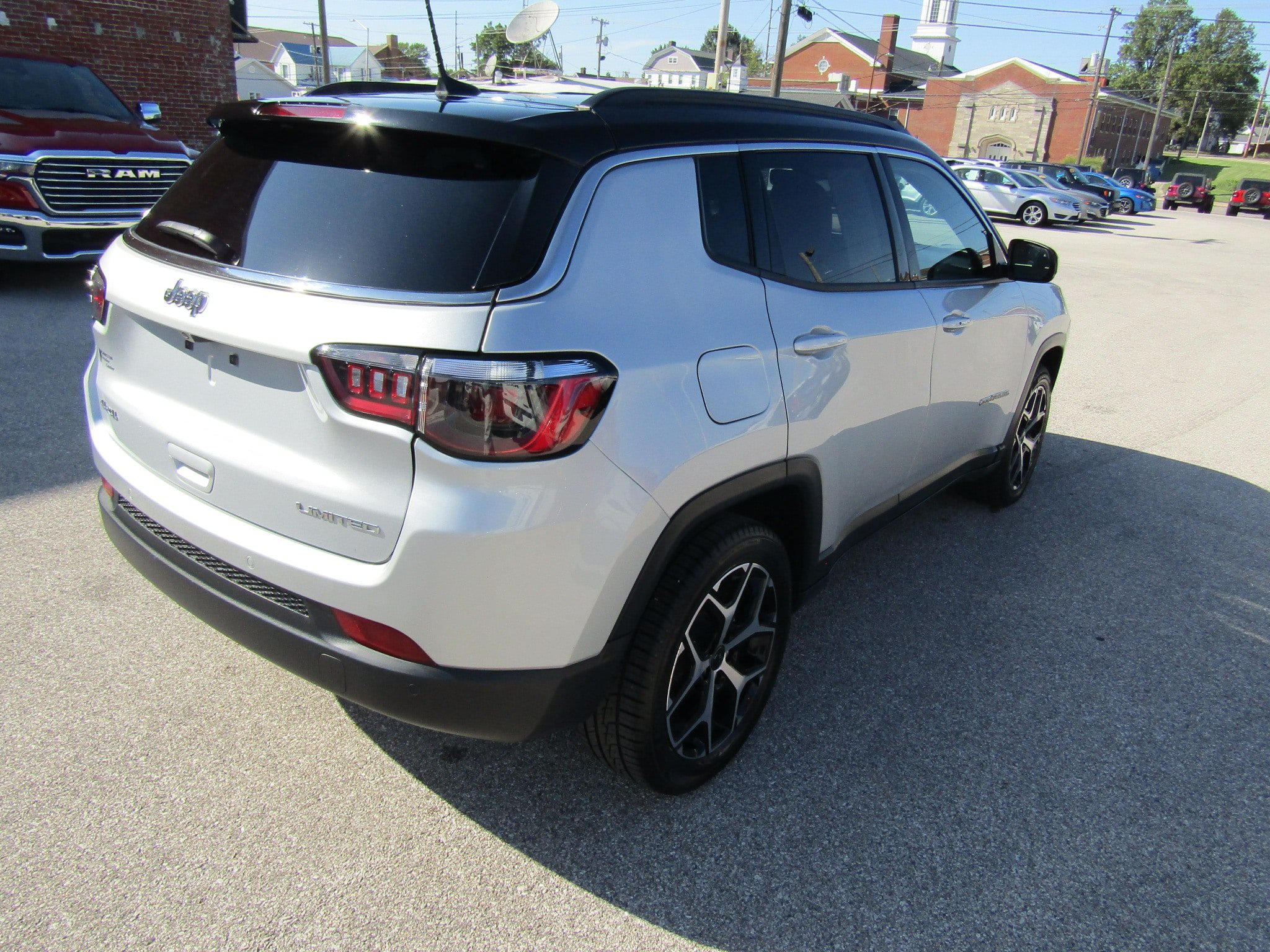Used 2025 Jeep Compass Limited AWD/4WD image 3