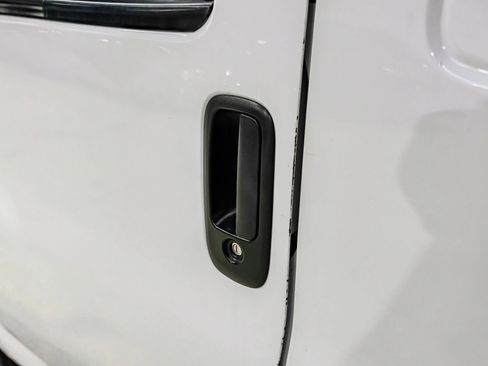 Used 2014 Chevrolet Express 2500 RWD image 32