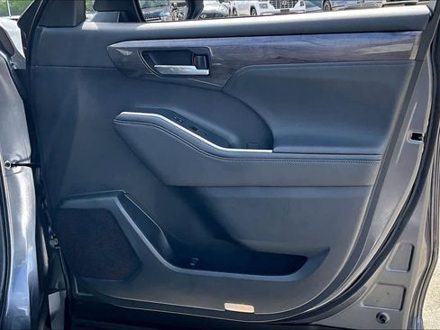 Used 2024 Toyota Highlander Limited image 21