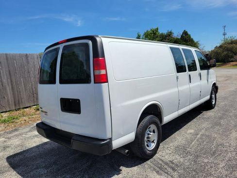 Used 2011 Chevrolet Express 3500 Extended RWD image 32