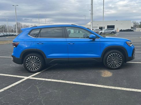 New 2026 Volkswagen Taos SE image 9