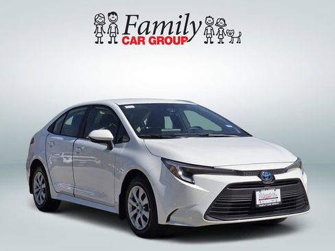 Used 2025 Toyota Corolla LE image 2