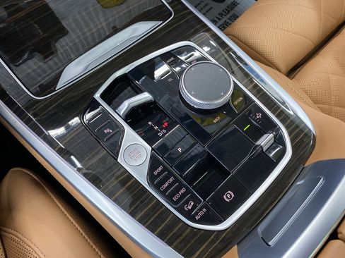 Used 2024 BMW X7 xDrive40i w/ Premium Package image 11