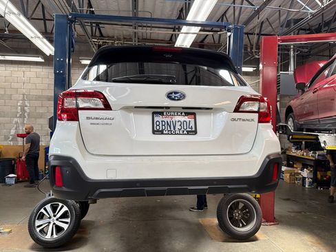 Used 2018 Subaru Outback 2.5i Limited AWD/4WD image 3