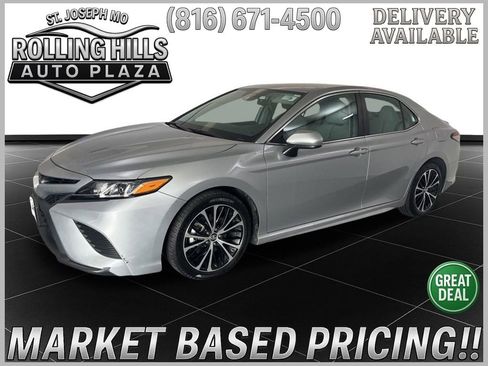 Used 2019 Toyota Camry SE w/ Carpet Mat Package FWD image 1
